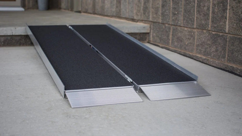 Singlefold Portable Ramp with Slip-Resistant Surface and Self-Adjusting Bottom