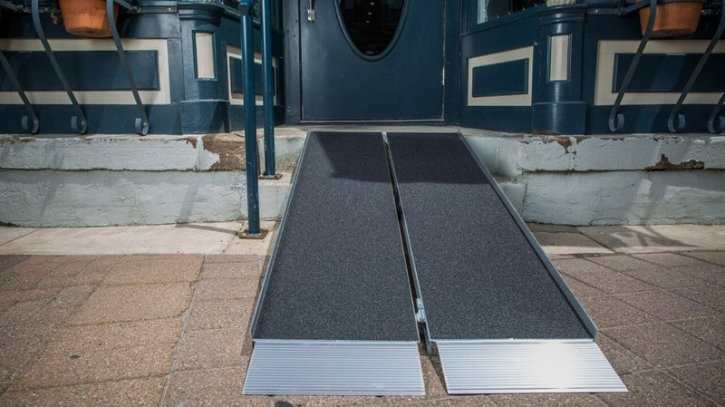 Singlefold Portable Ramp with Slip-Resistant Surface and Self-Adjusting Bottom