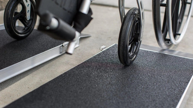 Singlefold Portable Ramp with Slip-Resistant Surface and Self-Adjusting Bottom